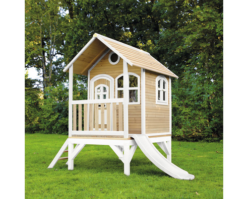 Houten speelhuis met glijbaan in de tuin