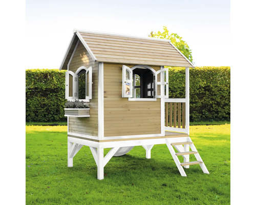 Houten speelhuis met glijbaan en ladder in de tuin