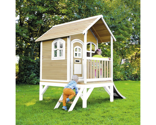 Houten speelhuis met glijbaan in de tuin met twee kinderen.