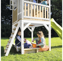 Houten speelhuis met glijbaan en zandbak voor kinderen in de tuin