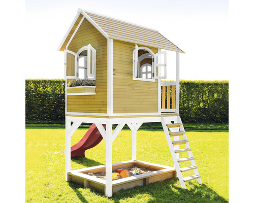 Houten speelhuis met zandbak, glijbaan en trap in de tuin.