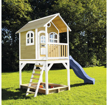 Speelhuis met glijbaan, ladder en zandbak in de tuin.