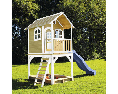 Speelhuis met glijbaan, ladder en zandbak in de tuin.