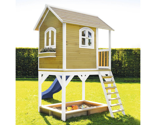 Houten speelhuis met glijbaan, ladder en zandbak
