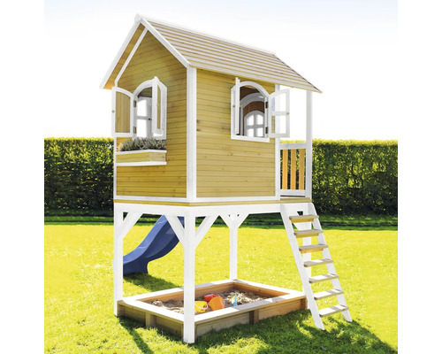 Speelhuis met zandbak, glijbaan en ladder in de tuin