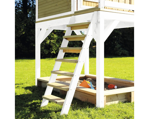 Houten speelhuis met ladder en zandbak