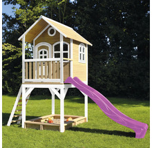 Speelhuis met glijbaan en zandbak in de tuin