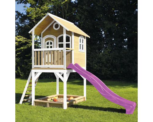 Speelhuis met glijbaan en zandbak in de tuin
