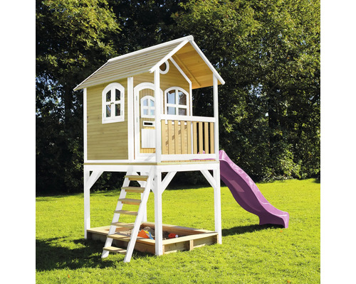 Speelhuis met glijbaan en zandbak in de tuin