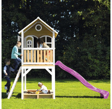 Speelhuis met glijbaan en zandbak in de tuin met spelende kinderen