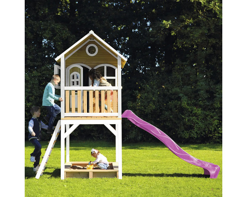 Speelhuis met glijbaan en zandbak in de tuin met spelende kinderen