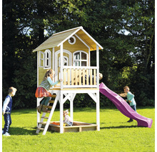 Speelhuis met glijbaan en zandbak in de tuin met spelende kinderen.