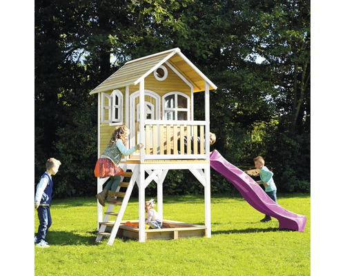 Speelhuis met glijbaan en zandbak in de tuin met spelende kinderen.