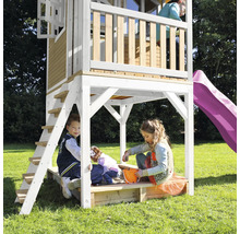 Speeltoren met glijbaan en zandbak voor kinderen in de tuin.