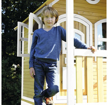 Kind staat voor een houten speelhuis met een open raam.
