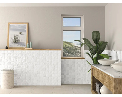 Lichte badkamer met wastafel, spiegel, raam en decoratie