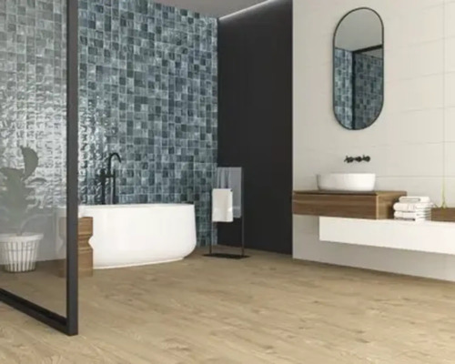 Lichte badkamer met bad, wastafel, spiegel en tegels