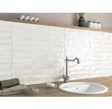 Badkamer met wastafel, kraan en witte wandtegels