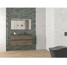 Moderne badkamer met wastafel, spiegel, toilet en tegels in wit en grijs