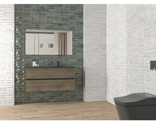 Moderne badkamer met wastafel, spiegel, toilet en tegels in wit en grijs