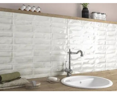 Badkamerzicht met wastafel, kraan en tegels