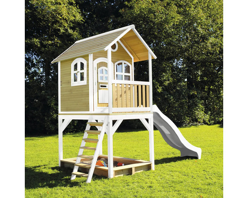 Houten speelhuis met glijbaan, ladder en zandbak voor in de tuin