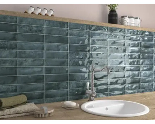 Badkamer met wastafel, kraan en wandtegels