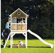 Houten speelhuis voor kinderen met glijbaan en zandbak in de tuin