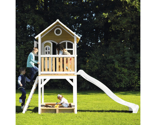 Houten speelhuis voor kinderen met glijbaan en zandbak in de tuin