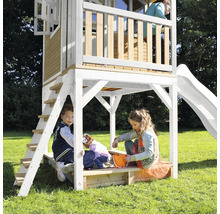 Speeltoren met glijbaan, ladder en zandbak voor kinderen in de tuin.