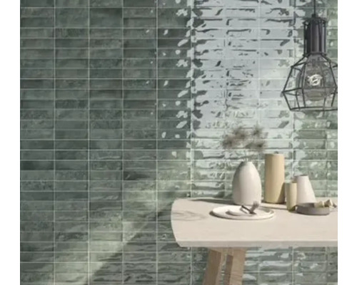 Wandtegels in modern design met tafel en decoratie