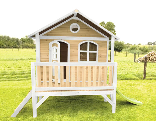 Houten speelhuis met veranda en glijbaan in de tuin