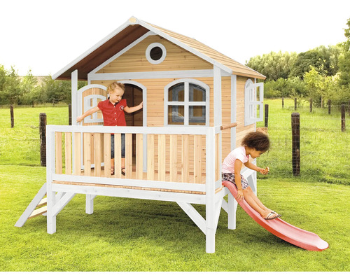 Houten speelhuis met glijbaan en twee kinderen in de tuin.