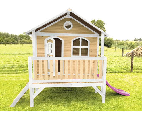 Houten speelhuis met glijbaan in de tuin