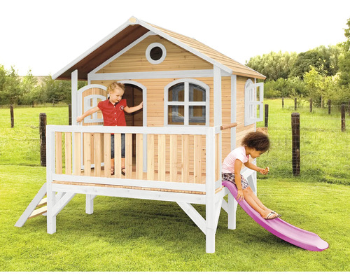 Houten speelhuis met glijbaan voor kinderen in de tuin.