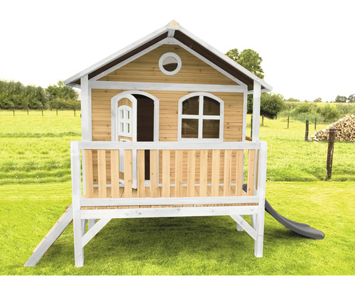 Houten speelhuis met glijbaan in de tuin