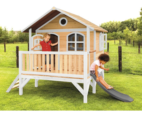 Houten speelhuis met glijbaan en twee kinderen in de tuin