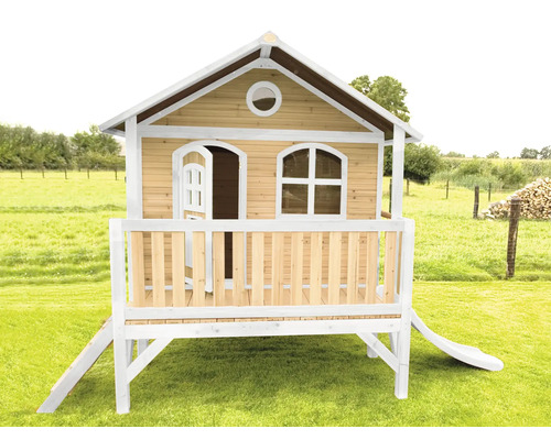 Houten speelhuis met glijbaan in de tuin