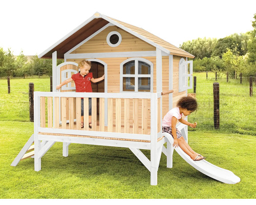 Houten speelhuis met glijbaan en twee kinderen in de tuin