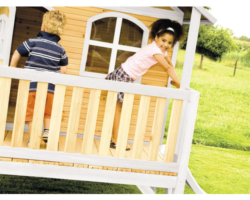Kinderen spelen in een houten speelhuis met een hek