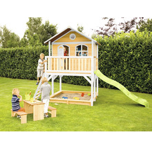 Speelhuis met zandbak, glijbaan en picknicktafel voor kinderen in de tuin.