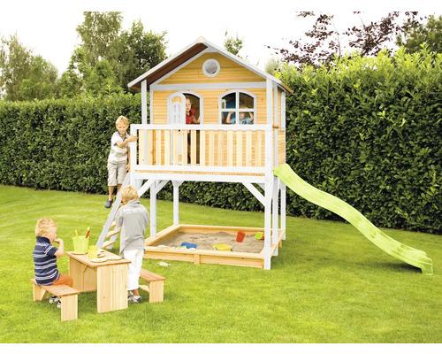 Speelhuis met zandbak, glijbaan en picknicktafel voor kinderen in de tuin.