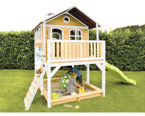 Speelhuis met zandbak en glijbaan in de tuin