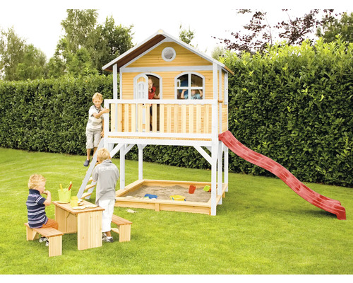 Houten speelhuis met glijbaan, zandbak en picknicktafel in de tuin