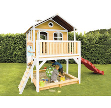 Speelhuis met zandbak en glijbaan voor kinderen in de tuin