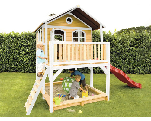 Speelhuis met zandbak en glijbaan voor kinderen in de tuin