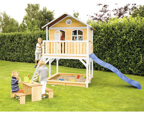 Houten speelhuis met zandbak, glijbaan en picknicktafel in de tuin