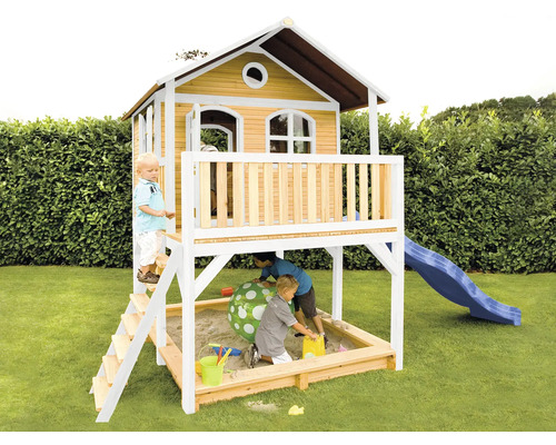 Speelhuis met zandbak en glijbaan in de tuin met spelende kinderen.