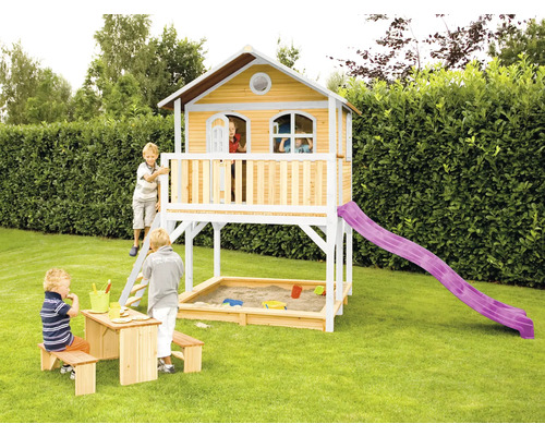 Speelhuis met zandbak, glijbaan en picknicktafel in de tuin