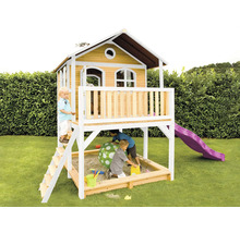 Speelhuis met zandbak en glijbaan voor kinderen in de tuin.